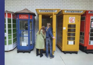 Einladungskarte zum Internationalen Museumstag 2026: eine Reihe von hisdtorischen Telefonzellen