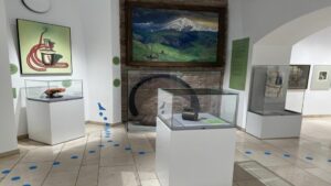 Blick in die Ausstellung des Museums für Kommunikation Frankfurt mit Kunstwerken rund um die Kommunikation