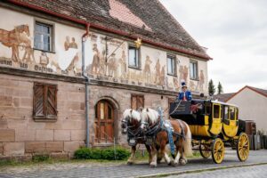 Museumspostkutsche vor der ehemaligen Postkutsch-Station zum Güldenen Stern