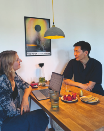 Foto von Katja Weber: Frank Joung im Gespräch mit Gesine Last