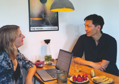 Foto von Katja Weber: Frank Joung im Gespräch mit Gesine Last