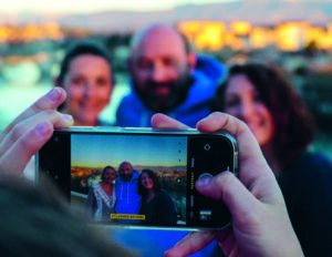 Mehr als nur ein Schnappschuss: Ein spontanes Fotoshooting beim Familienausflug hält den Moment fest. Ein gutes Beispiel für „Displaying Family“, das Zeigen von Familie