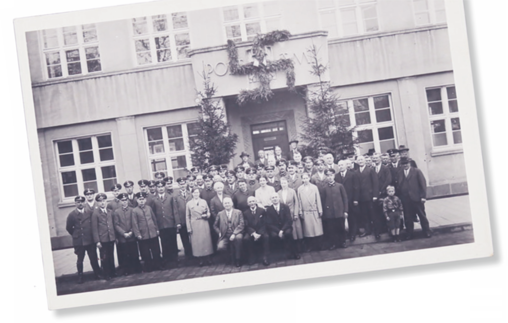 Heinrich Kratz mit seinen Arbeitskollegen
vor dem Postamt in Alsfeld, Hessen,
undatiert, 1933–1945