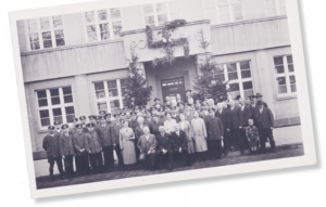 Heinrich Kratz mit seinen Arbeitskollegen vor dem Postamt in Alsfeld, Hessen, undatiert, 1933–1945